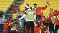 Pemain Ghana melakukan selebrasi setelah mengalahkan Argentina 3-2 di Piala Dunia U-20 di Wellington, Selandia Baru, Selasa 2 Juni 2015. (AP Photo / Ross Setford)