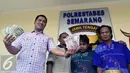 Petugas Polrestabes Semarang melakukan rilis tersangka dan barang bukti uang palsu mata uang dolar Amerika dan Euro di Mapolrestabes Semarang , Minggu (3/7).Petugas berhasil menyita 500 lembar 1 juta Euro dan 150 lembar dari 100 dolar Amerika. (Gholib)