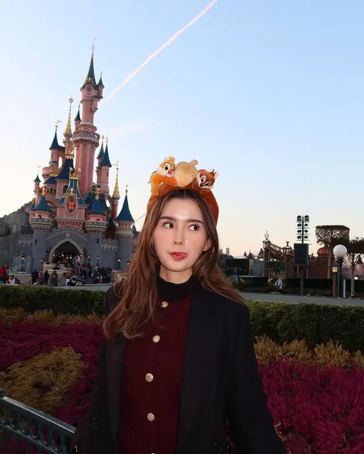 6 Potret Sarah Menzel Liburan di Paris, LDR dari Azriel Hermansyah