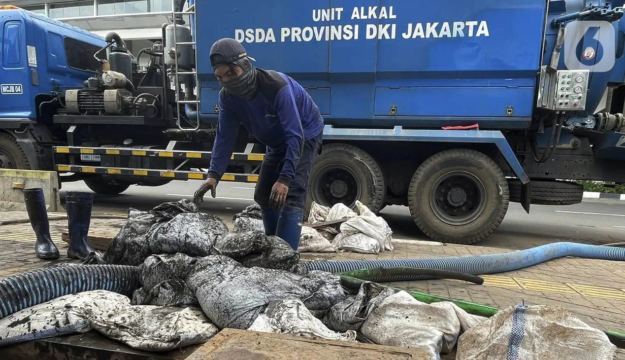 Petugas Dinas Tata Air Jakarta Selatan melakukan pengerukan endapan lumpur di gorong-gorong saluran air kawasan Blok M, Jakarta Selatan, Rabu (1/12/2021). Pengerukan dilakukan untuk mengantisipasi banjir di kawasan tersebut selama musim hujan. (Liputan6.com/Johan Tallo)