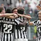 Pemain Juventus lakukan selebrasi usai  Pirlo cetak gol (MARCO BERTORELLO / AFP)