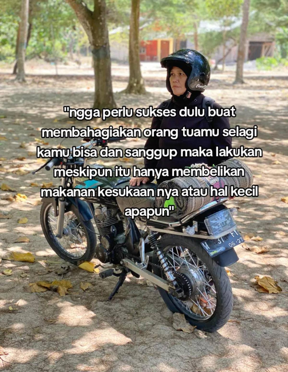 Aksinya Bikin Haru, Kisah Pria Bersama Ibunda Pergi JalanJalan Ke Pantai Ini Curi Perhatian