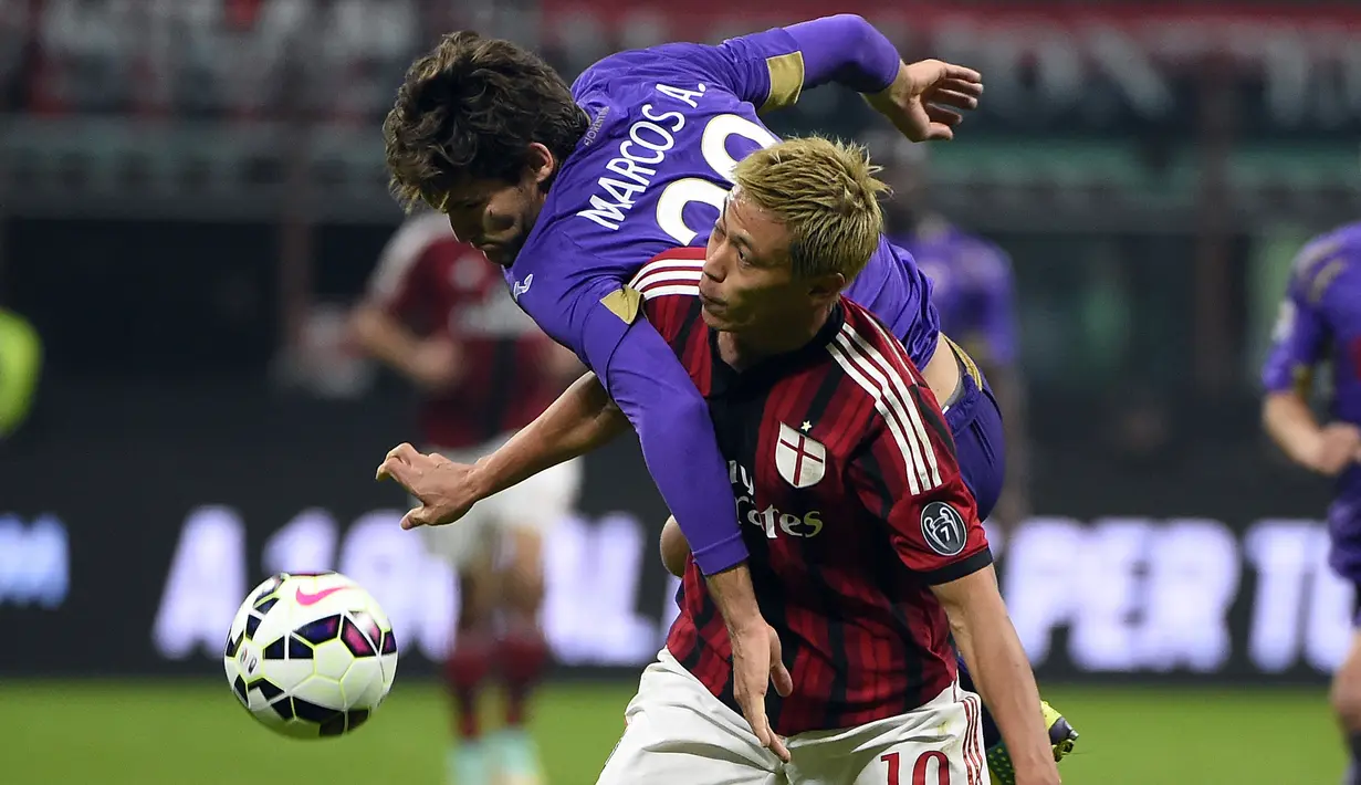 Keisuke Honda. Gelandang serang Jepang berusia 36 tahun yang sejak Januari 2022 berstatus tanpa klub usai dilepas FK Suduva ini sudah hampir 4 tahun ditunjuk sebagai manajer Timnas Kamboja mendampingi Ryu Hirose. Sebagai pemain, ia pernah memperkuat AC Milan selama 3,5 musim mulai pertengahan musim 2013/2014 hingga akhir musim 2016/2017. Ia total tampil dalam 91 laga di semua ajang dengan torehan 11 gol dan 15 assist. Satu gelar diraihnya bersama AC Milan, yaitu Supercoppa Italia tahun 2016. (AFP/Olivier Morin)