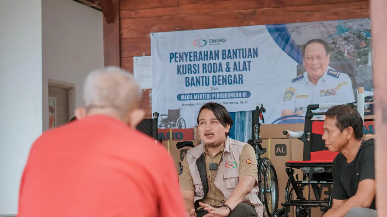 Penyaluran bantuan kursi roda dan alat bantu dengar kepada masyarakat yang membutuhkan di Pulau Sabira, Kepulauan Seribu, Jakarta (Istimewa)