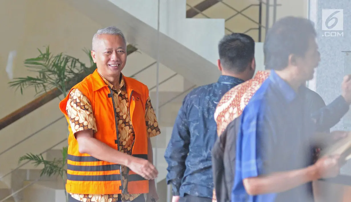 Mantan Direktur Jenderal Perhubungan Laut (Dirjen Hubla) Kementerian Perhubungan Antonius Tonny Budiono tersenyum usai menjalani pemeriksaan di Gedung KPK, Jakarta, Senin (12/2). (Liputan6.com/Herman Zakharia)