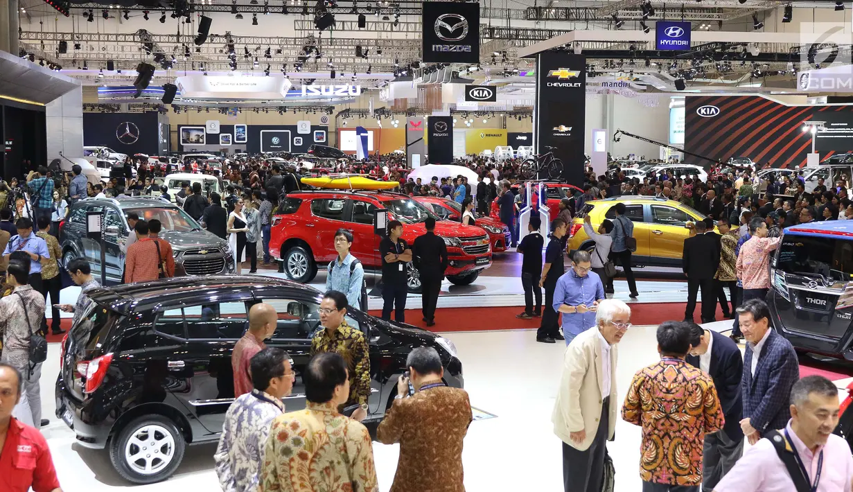 Suasana pameran Gaikindo Indonesia International Auto Show (GIIAS) 2017 di ICE BSD City, Tangerang, Banten, Kamis (10/8). Pameran ini kembali disebut-sebut sebagai pameran otomotif terbesar di Indonesia. (Liputan6.com/Angga Yuniar)