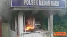 Citizen6, Medan: Terkait rencana pemerintah yang akan menaikkan harga BBM dan TDL, aksi demo mahasiswa dari berbagai elemen perguruan tinggi di Medan, kembali mewarnai Kota Medan, Jumat (30/3). Mahasiswa mulai anarkis dengan membakar pos polisi di simpang