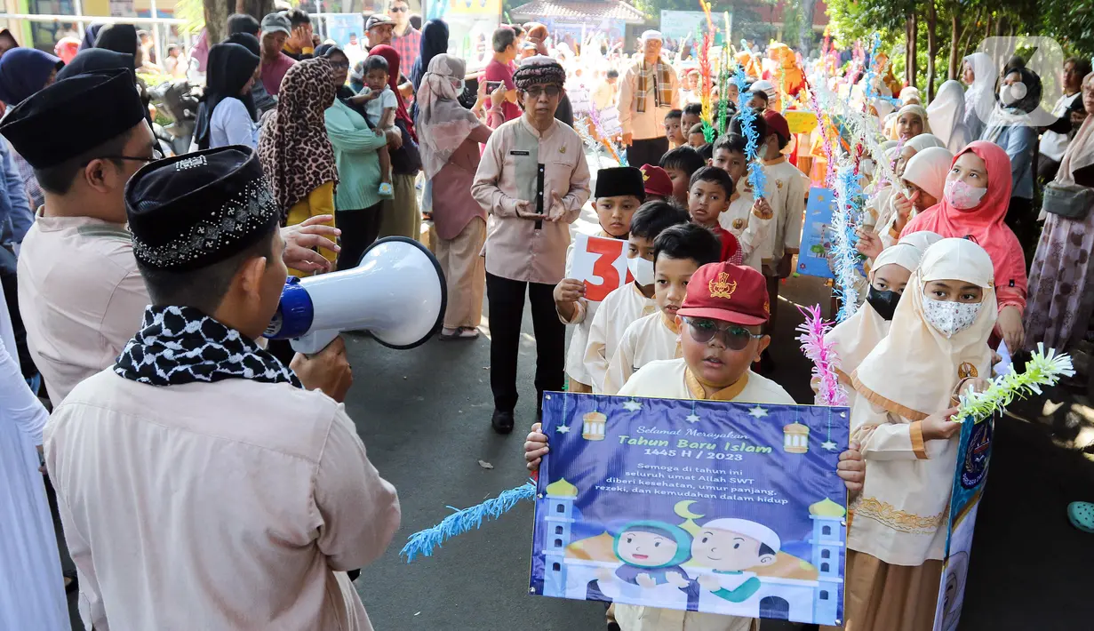 Para guru dan orangtua siswa ikut mengawal para siswa agar tetap aman selama pawai. (Liputan6.com/Herman Zakharia)