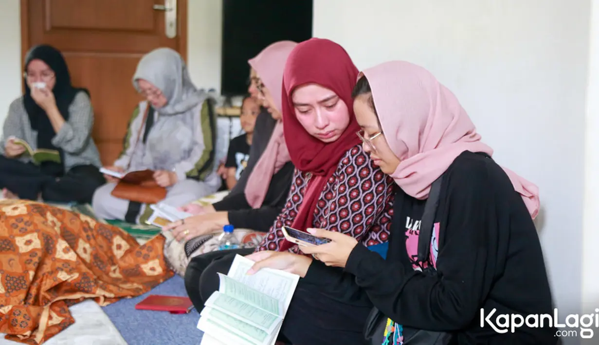 Menurut pihak keluarga, adik Jeje Govinda, kondisi kesehatan ibunya menurun setelah pulang dari melaksanakan ibadah umrah pertengahan Oktober lalu. [KapanLagi.com®/Muhammad Akrom Sukarya]