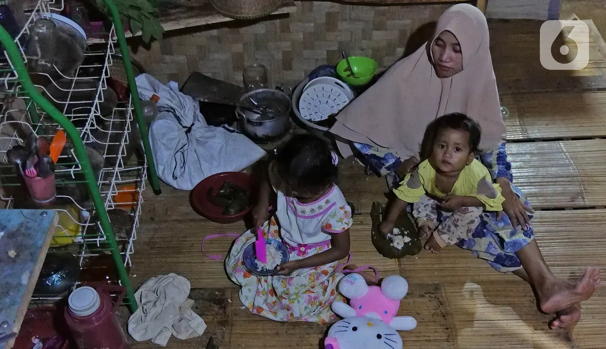 Keluarga Hamid Bambang Kusomo (28) saat ditemui di pemukiman mualaf yang berbatasan dengan daerah adat Baduy. Hamid memeluk Islam karena sering berinteraksi dengan warga muslim di sekitar Baduy saat bekerja sebagai Ngahuma atau buruh tani di kebun orang lain. (Liputan6.com/Herman Zakharia)