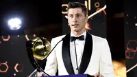 Penyerang Bayern Munchen, Robert Lewandowski, dinobatkan sebagai Pemain Terbaik 2020 versi Globe Soccer Award. (Fabio Ferrari/La Presse/AFP)
