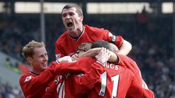 Roy Keane (atas) merupakan kapten Manchester United yang paling sukses. Ia berhasil membawa dominasi Setan Merah di Liga Inggris. Selama 8 tahun kepemimpinannya, Keane berhasil menyumbangkan empat gelar Liga Inggris, meraih trebel kontinental 1999, dan masih banyak gelar lainnya. (AFP/Paul Barker)