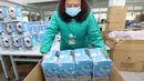 Seorang karyawan mengemas boneka mainan maskot Olimpiade Musim Dingin Beijing 2022 Bing Dwen Dwen di sebuah pabrik di Nantong di provinsi Jiangsu Timur, China (8/2/2022). (AFP Photo/STR)