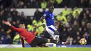 Pemain Manchester United, Marcos Rojo (kiri) menghalau bola dari kaki pemain Everton, Oumar Niasse pada laga Premier League di Goodison Park, Liverpool, (1/1/2018). MU menang 2-0. (Peter Byrne/PA via AP)
