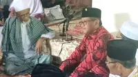 Sekretaris Jenderal PDIP Hasto Kristiyanto saat bertemu dengan Ulama kharismatik Tgk H  Muhammad Amin Mahmud Syah atau akrab disapa Abu Tumin Blang Blahdeh. (Foto: Dokumentasi PDIP).