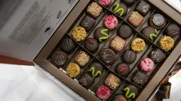 Kotak berisi cokelat terlihat di Pameran Cokelat Brussel, Belgia (13/2/2020). Dalam tiga hari ke depan, beberapa acara disiapkan untuk pengunjung dari segala usia, termasuk demo resep para koki dan pembuat cokelat hebat, serta pelajaran mencicipi dan membuat pastri. (Xinhua/Zhang Cheng)