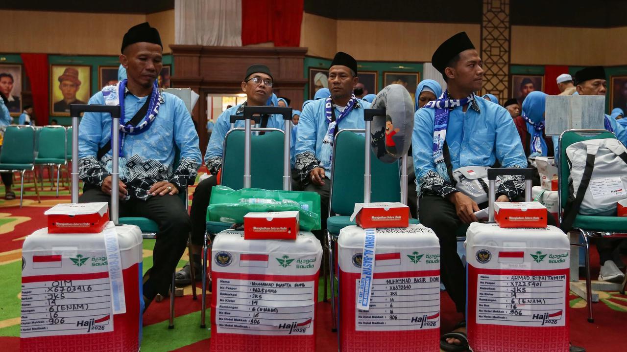 FOTO: Peluk Perpisahan Iringi Keberangkatan Jemaah Haji Bogor