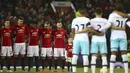 Para pemain Manchester United dan West Ham United mengheningkan cipta sebagai penghormatan kepada korban tim Chapecoense pada laga Piala Liga Inggris di Stadion Old Trafford, (30/11/2016). MU menang 4-1. (AP/Dave Thompson)