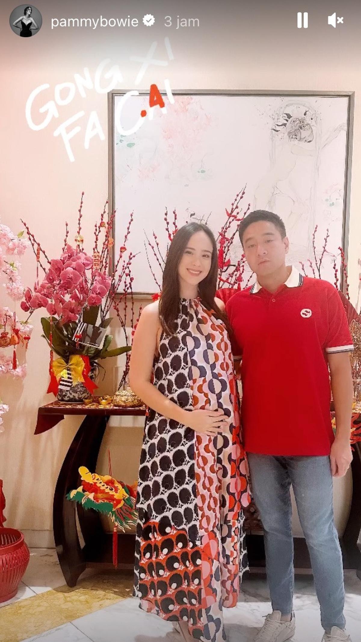 Pamela Bowie dan keluarga menyambut kedatangan tahun Naga Kayu dengan cukup sederhana. Bersama sang suami, perempuan yang tengah mengandung anak pertama ini sempat mengabadikan foto di depan dekorasi Imlek.