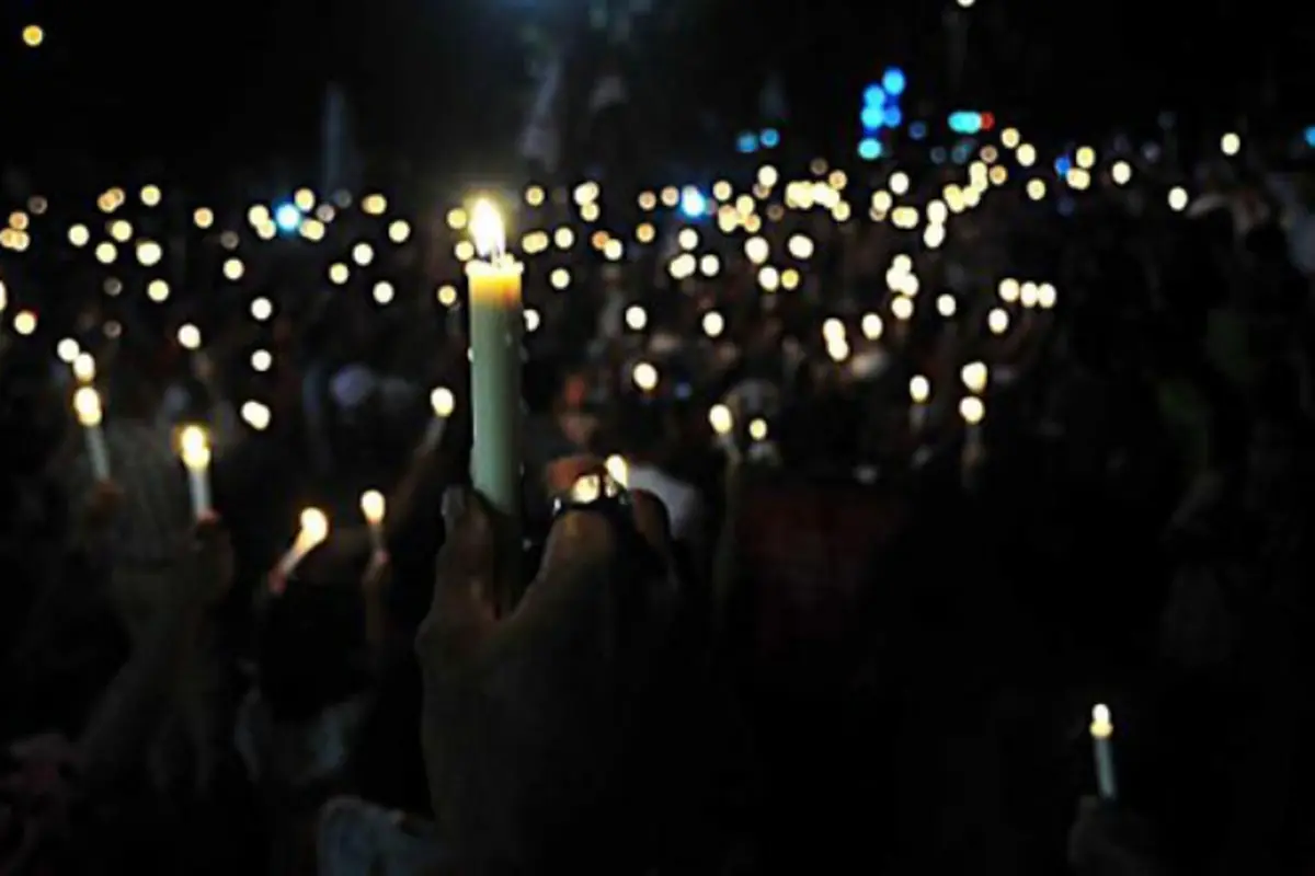 Kenang Angeline, Puluhan Orang Nyalakan Lilin di Bundaran HI