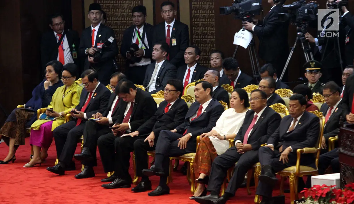 Jajaran menteri Kabinet Kerja menghadiri Sidang Tahunan MPR 2018 di Gedung Nusantara, Senayan, Jakarta, Kamis (16/8). Pada Sidang Tahunan MPR RI 2018 kali ini, Presiden RI Joko Widodo akan menyampaikan pidato kenegaraan. (Liputan6.com/Johan Tallo)