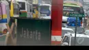 Kemacetan juga disebabkan oleh banyaknya bus angkutan mudik kendaraan yang mencari penumpang di depan pasar Jati Sari, Jawa Barat, Jumat (21/07/2014) (Liputan6.com/Miftahul Hayat)