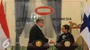 Menlu RI, Retno Marsudi (kanan) bersalaman dengan Menlu Finlandia, Timo Soini usai mengadakan pertemuan di Jakarta, Senin (2/11/2015). Pertemuan membahas rencana kedatangan Presiden Finlandia ke Indonesia. (Liputan6.com/Helmi Fithriansyah)