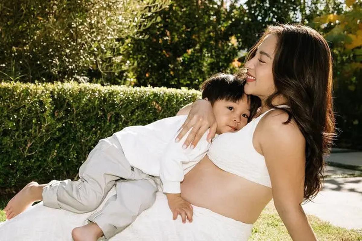 6 Potret Glowing Nikita Willy Lakoni Maternity Shoot di Luar Negeri, Elegan dengan Crop Top-Baju Transparan