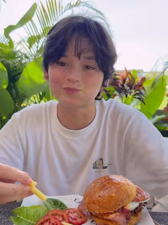 Mike Lewis dan Janisaa Pradja Kunjungi Kenzou