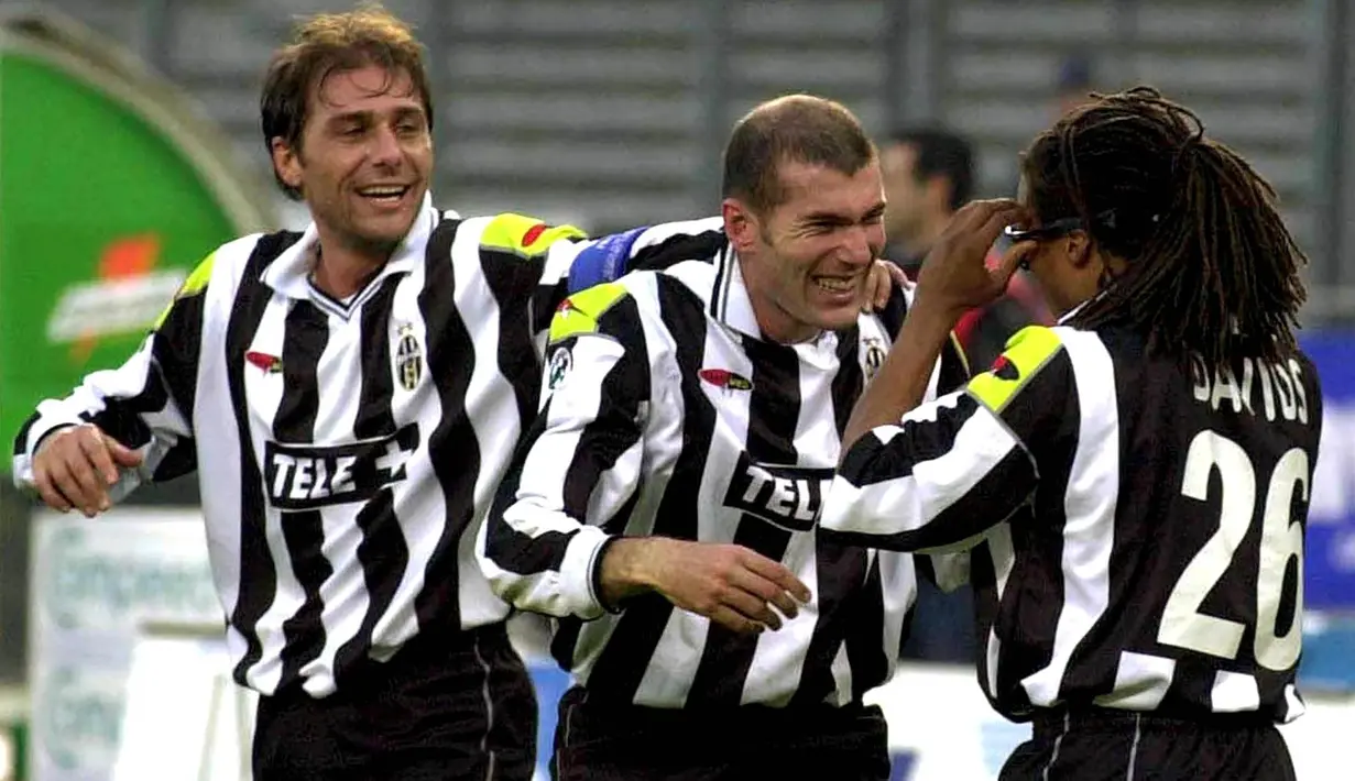 Gelandang Juventus, Zinedine Zidane, merayakan gol yang dicetaknya ke gawang Verona pada laga Serie A di Stadion Delle Alpi, Turin, Minggu (26/11/2000). (EPA/Lobera)