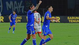 Persib Bandung meraih kemenangan dramatis 3-2 atas Bali United pada lanjutan BRI Super League 2025/2026 di Stadion Gelora Bandung Lautan Api, Minggu (12/4/2026) malam WIB. (Bola.com/Erwin Snaz)