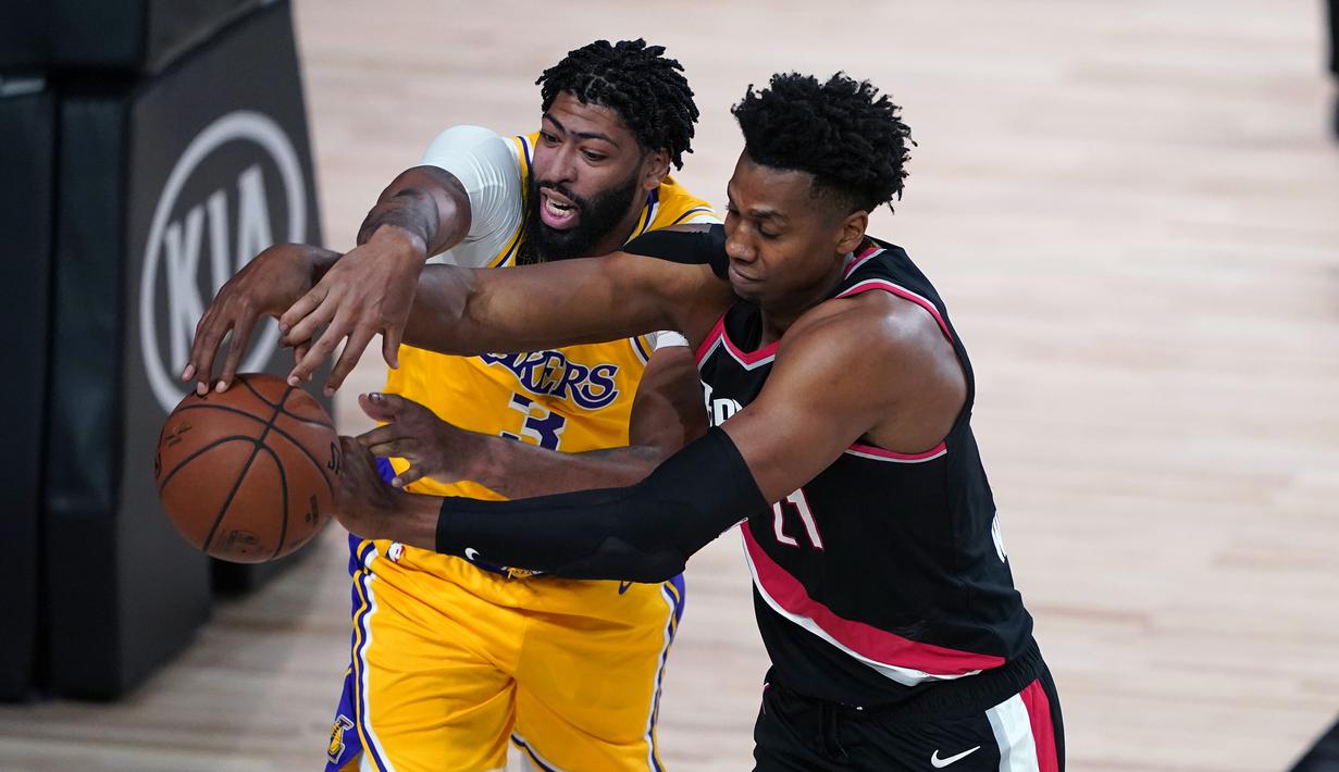 Pebasket Los Angeles Lakers,  Anthony Davis, berebut bola dengan pebasket Portland Trailblazers, Hassan Whiteside, pada babak pertama playoff NBA 2020 di AdventHealth Arena, Rabu (19/8/2020). LA Laker takluk 93-100 atas Portland Trailblazers. (AFP/Ashley Landis-Pool/Getty Images)