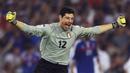 3. Francesco Toldo. Satu-satunya kiper yang mampu merebut posisi Gianluigi Buffon saat mengalami cedera jelang Putaran Final Euro 2000 dan membawa Italia finish di posisi ke-2 di turnamen tersebut. Buffon kembali jadi pilihan utama setelah Kualifikasi PD 2002. (AFP/Patrick Hertzog)