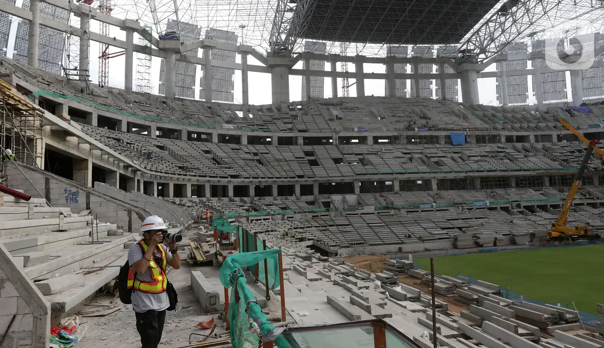 Pewarta mengabadikan aktivitas pekerja di area pembangunan Jakarta International Stadium (JIS), Selasa (9/11/2021). Hingga minggu ke-114, progres pembangunan Jakarta International Stadium telah mencapai 81,60 persen dan ditarget selesai pada Desember 2021. (Liputan6.com/Helmi Fithriansyah)