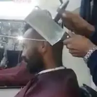 Berani coba potong rambut pakai pisau daging? (Via: mirror.co.uk)