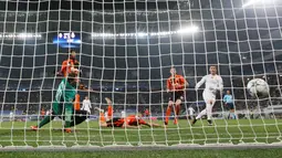 Striker Real Madrid, Cristiano Ronaldo (kanan) saat mencetak gol ke gawang Shakhtar Donetsk dalam laga Grup A Liga Champions di Stadion Lviv Arena, Lviv, Ukraina, Kamis (26/11/2015) dini hari WIB. (Reuters/Gleb Garanich)