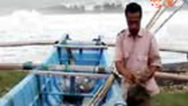 Lebih dari dua pekan para nelayan Pantai Bugel Peni, Kulonprogo, Yogyakarta, tak melaut. Para nelayan beralih profesi menjadi petani lahan pasir dengan menanam sayuran. 