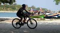 Peserta memacu sepeda ketika mengikuti Rhino Cross Triathlon 2018 di Kawasan KEK Tanjung Lesung, Pandeglang, Banten, Minggu (30/9). Rhino Cross Triathlon diikuti lebih dari 200 peserta dari dalam negeri dan manca negara. (Liputan6.com/HO/Nick Hanoatubun)