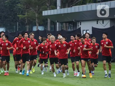 Pemain tim nasional Jepang saat mengikuti sesi latihan di Lapangan A, Kompleks Gelora Bung Karno (GBK), Senayan, Jakarta, Rabu (13/11/2024). (Liputan6.com/Angga Yuniar)