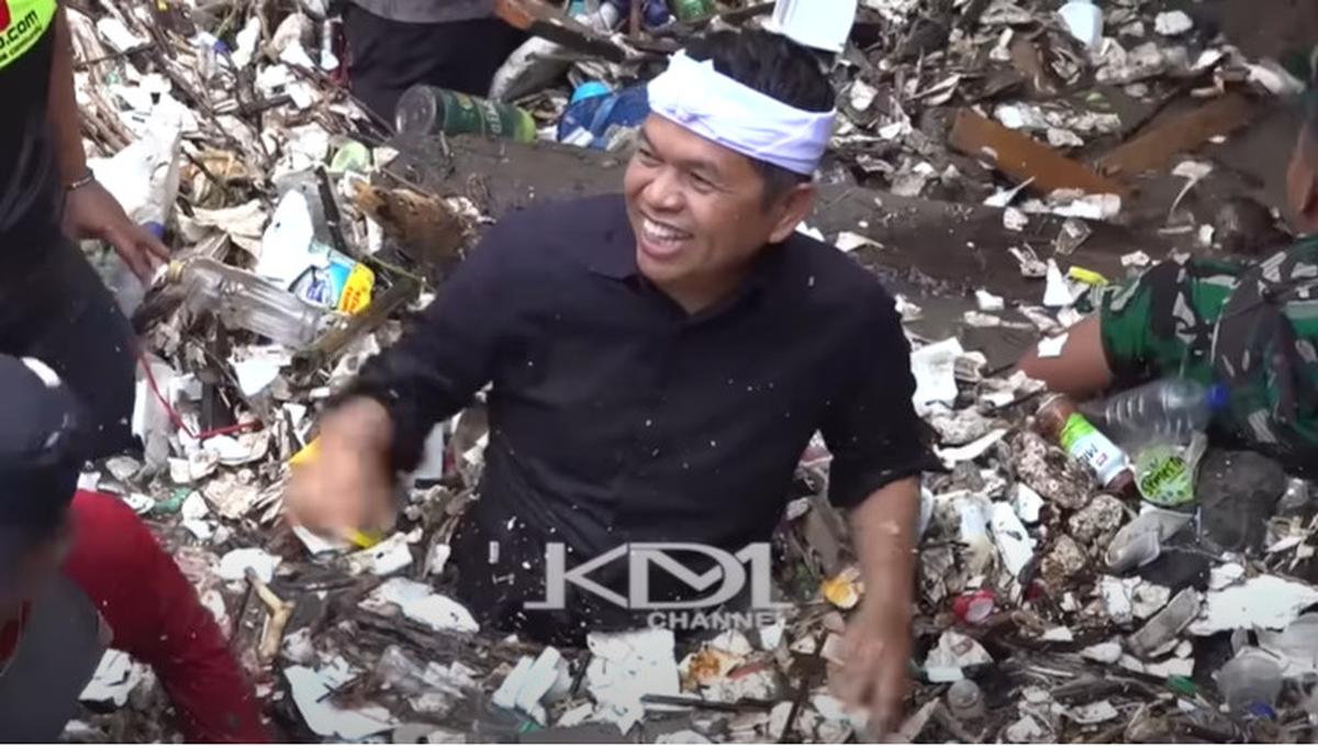 Dedi Mulyadi Nyebur Langsung ke Kali dan Ngamuk Jembatan Minta Dibongkar