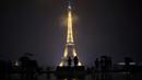Pengunjung berkumpul di alun-alun Trocadero sebelum lampu Menara Eiffel dipadamkan di Paris, Senin (2/10). Lampu di menara yang menjadi ikon Negara Prancis ini akan dimatikan sebagai penghormatan kepada korban penembakan di Las Vegas. (AP/Kamil Zihnioglu)