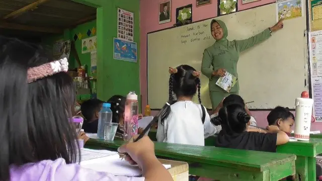 Kisah Babinsa di Lampung Timur Sulap Gudang Pakan Sapi Jadi Tempat Belajar, Puluhan Anak Desa Kini Rajin Baca dan Berhitung