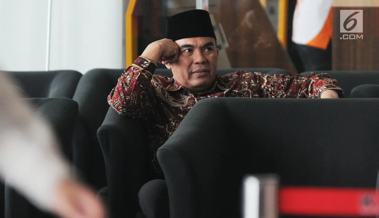 Bupati Jepara Ahmad Marzuqi menunggu panggilan penyidik saat akan menjalani pemeriksaan di Gedung KPK, Jakarta, Senin (13/5/2019). Marzuqi diperiksa sebagai tersangka terkait suap dalam putusan atas praperadilan dugaan korupsi penggunaan dana bantuan parpol di PN Semarang. (merdeka.com/Dwi Narwoko)