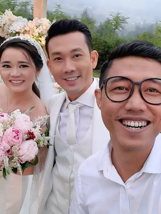 Senyuman bahagia nan semringah terlihat di wajah kedua mempelai. Usai pemberkatan, Densu dan Olivia mendapat ucapan hangat dari tamu undangan yang hadir di pernikahan mereka. (FOTO: Instagram)