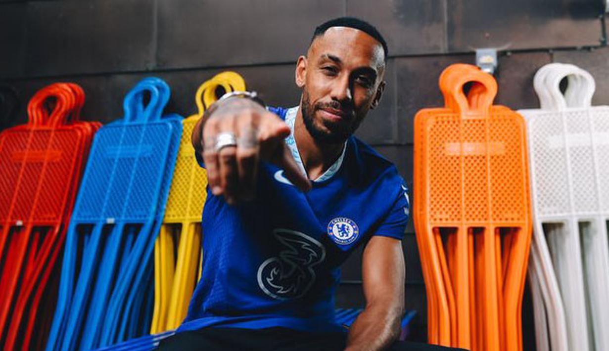 Pierre-Emerick Aubameyang memutuskan untuk kembali lagi ke London, namun bersama Chelsea. Pemain Gabon tersebut direkrut The Blues dengan biaya 12 juta euro dari Barcelona. Biaya tersebut tentu sangat menguntungkan bagi Blaugrana mengingat dulu Aubameyang direkrut secara gratis dari Arsenal. (Twitter/@ChelseaFC)