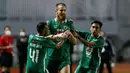 Pemain PSS Sleman, Mario Maslac (tengah) melakukan selebrasi bersama rekan setim usai mencetak gol penyeimbang 1-1 ke gawang Arema FC dalam laga pekan ke-3 BRI Liga 1 2021/2022 di Stadion Pakansari, Bogor, Minggu (19/9/2021). PSS Sleman menang 2-1. (Bola.com/M Iqbal Ichsan)