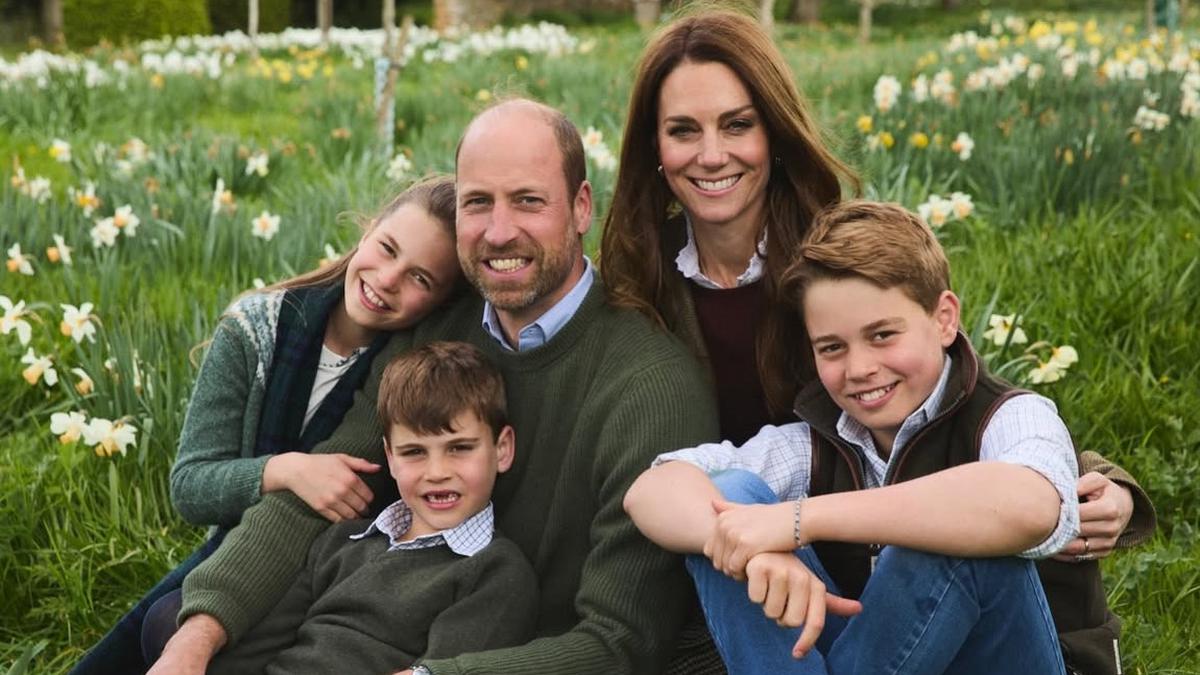 Gaya Kate Middleton Mengenakan Jumper Musim Dingin Sempurna dalam Potret Natal!