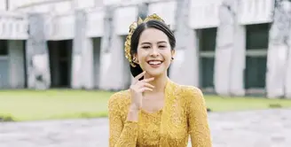 Tampil berbalut songket Bali, tampilan Maudy Ayunda begitu anggun. Paduan warna-warna benang yang cerah berpadu kebaya sederhana, membuat gayanya semakin stunning. [Instagram/ Didiet Maulana]