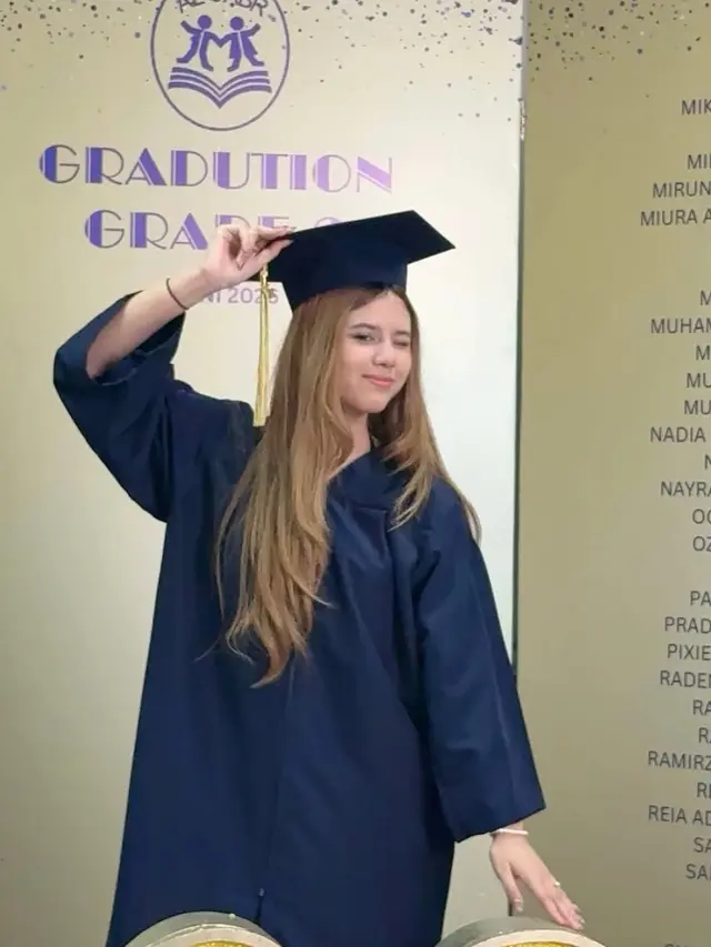 Shafeea Ahmad saat Wisuda Kelulusan SMP pakai toga. [@mulanjameela1]