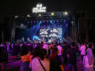 Pengunjung BNI Java Jazz Festival 2023 memadati area JIexpo Kemayoran, Jakarta, Jumat (2/6/2023). (Liputan6.com/Faizal Fanani)